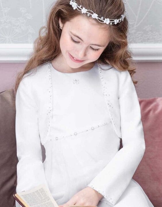 Mädchen trägt ein Bolero für Kommunionkleider aus Organza