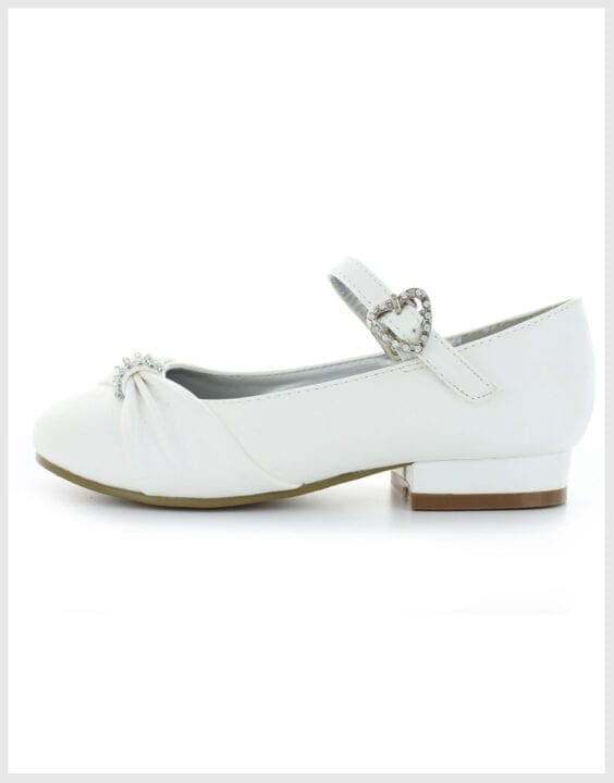 Auf dem Bild sind Kommunionschuhe zu sehen in weiss mit einem Riemchen mit einer Herzschnalle aus Strasssteinen