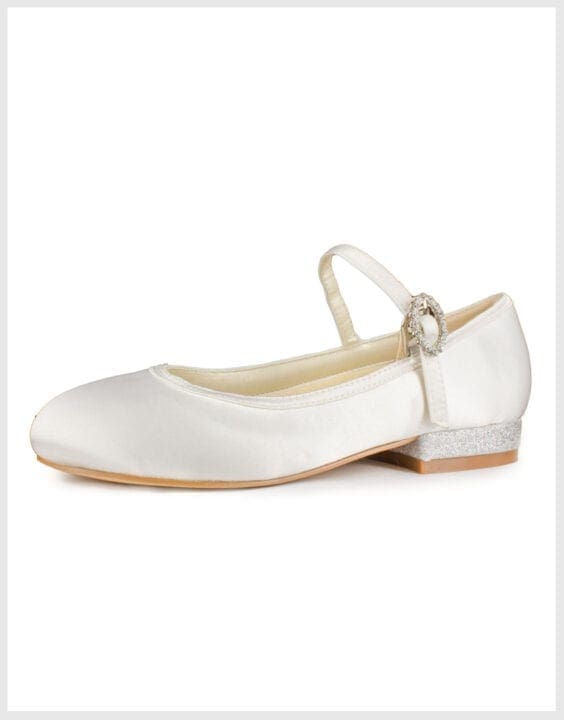 Bild zeigt Kommunionschuhe aus Satin mit einem Glitzerabsatz und einer Glitzerschnalle