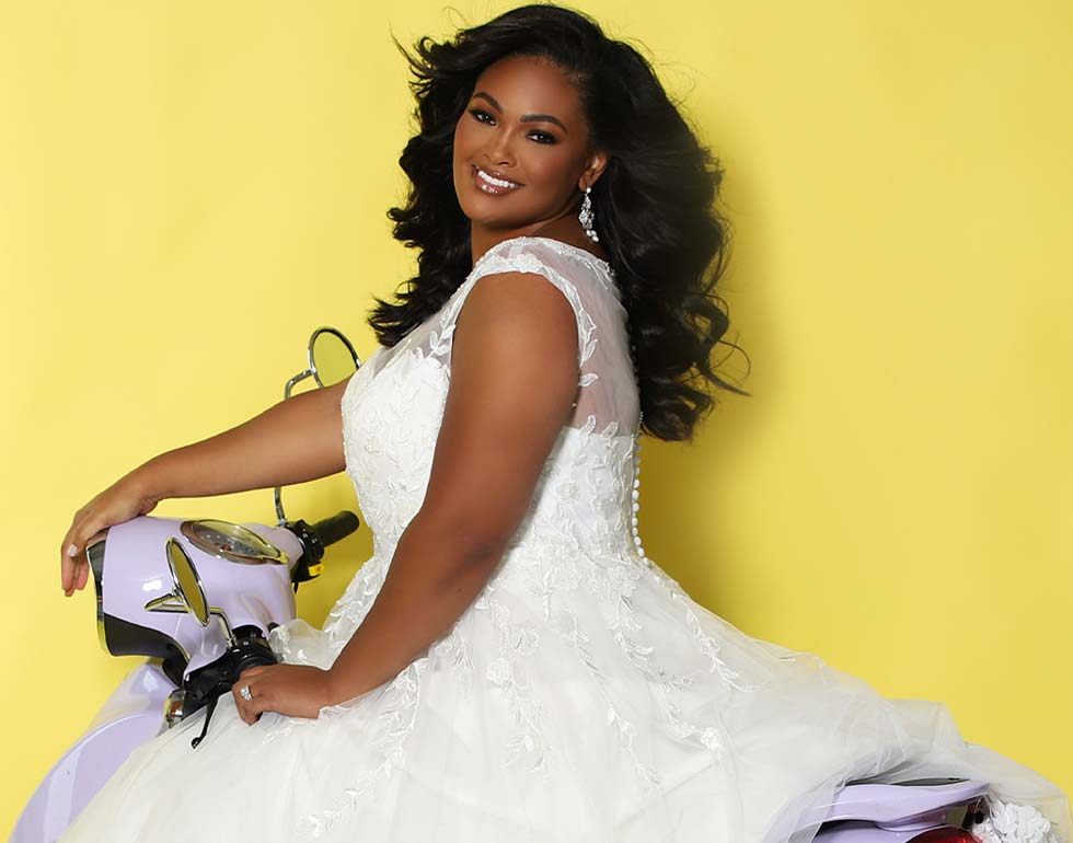 Frau auf Roller trägt ein Plus Size Hochzeitskleid